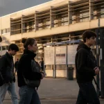 Béziers lycée Jean Moulin : élèves devant la façade moderniste